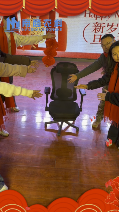 🎇 元旦快乐，温暖相伴 🎇时光匆匆，感恩 2025 年每一份支持与陪伴！从猪场到工厂，南商农科的成长，离不开每一位合作伙伴与家人的信赖！2026 年，我们将继续以贴心服务和硬核设备，陪您一路前行，养殖